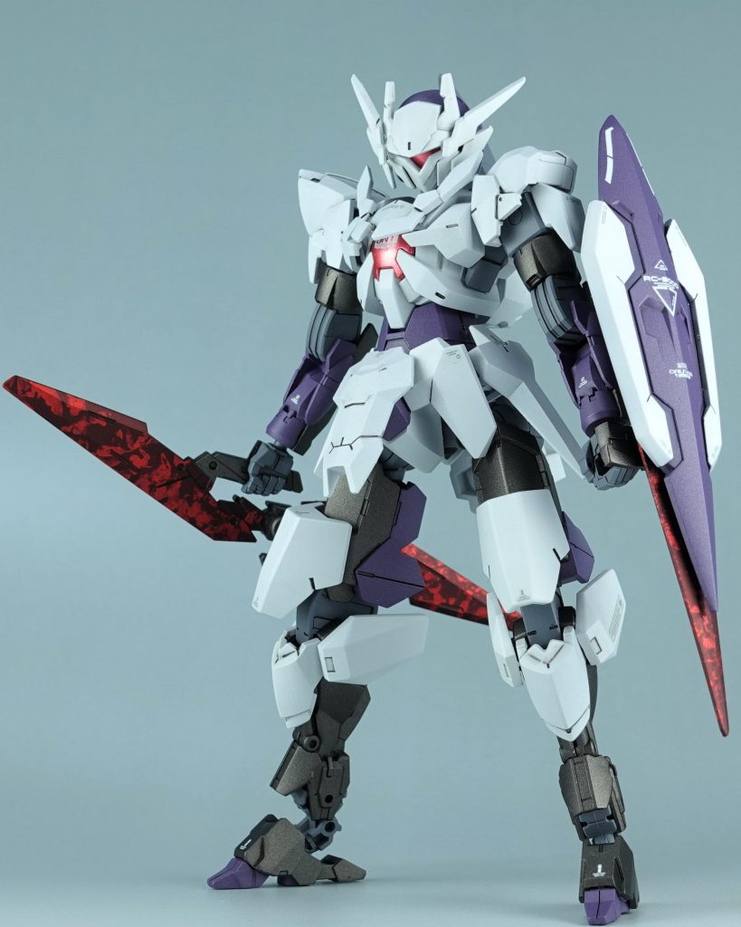 エクシアのシールドを改造してシールド兼ソード仕様に裏にトランジェントの背面の稼働するパーツを取り付けて取り外し可能に