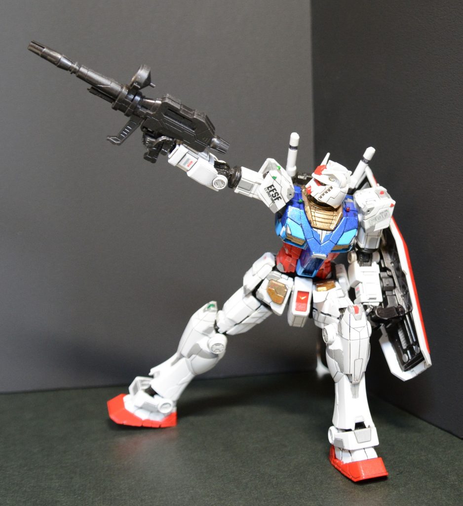 こんな体制でもこけないってすごいですね。両肩の首横の突起にWAVEHEYES3ミニ1mをつけてライトっぽくしてみました。