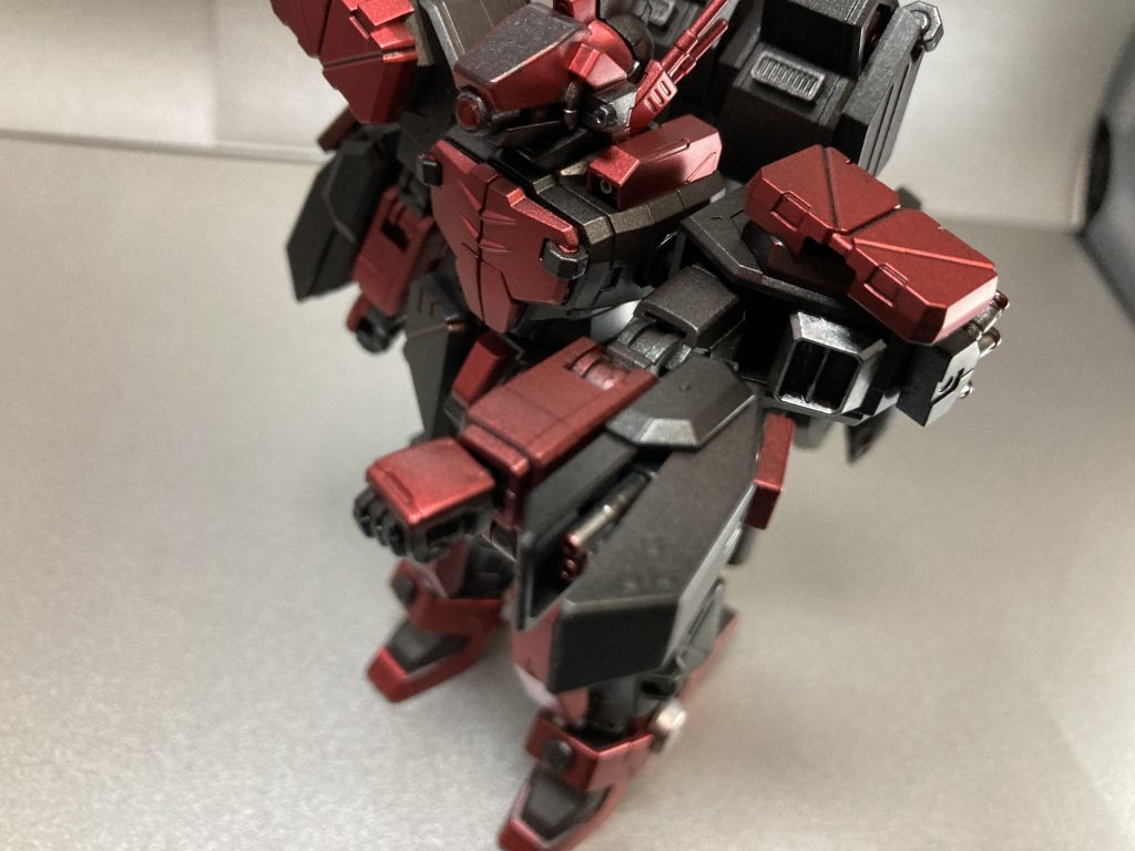 腕部のガトリングユニットにも我流ですが簡単な展開スライドギミック的なのをしこんでいます。