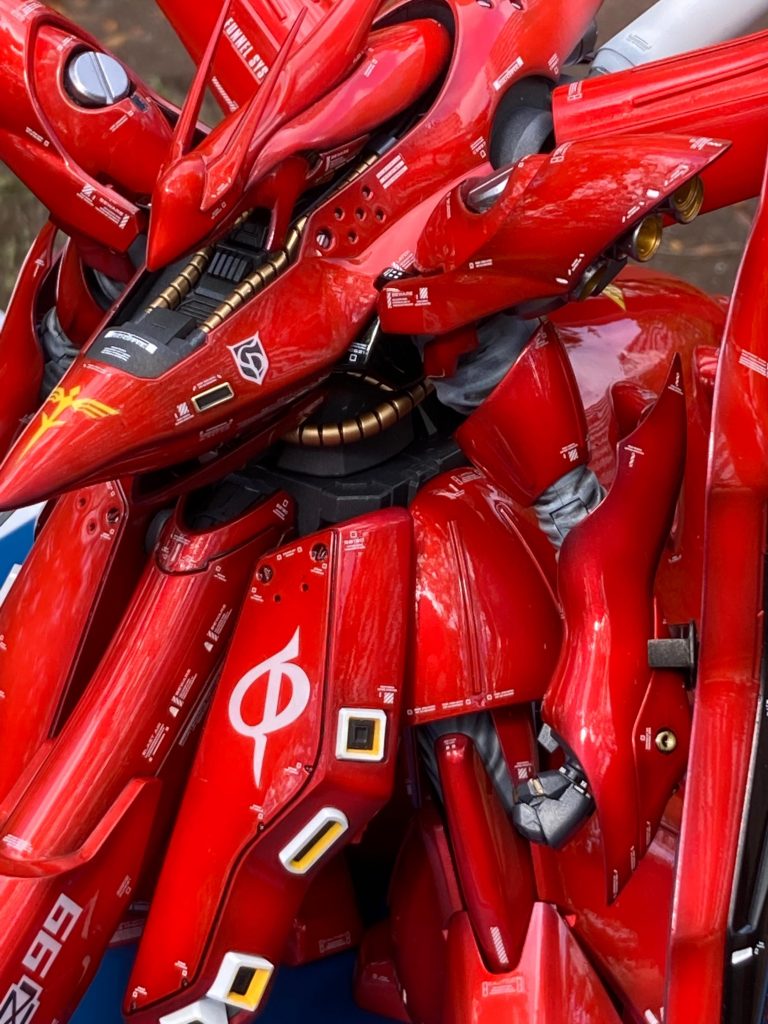 自然光撮影です。パールの質感と蛍光色による色味は写真では難しいですね。