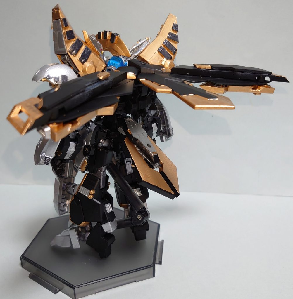 インジャスティスウェポンズの変形機能は残しているので展開して翼のようにできます。リアアーマーも可動させることで飛行形態のような姿になります。