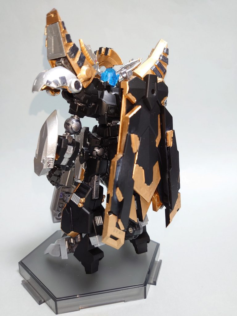 背中はインジャスティスウェポンズをベースにMSGエクスアーマーDやフルクロスなどを張り合わせて制作しています。楯にもなる強固なマントをイメージしてみました。