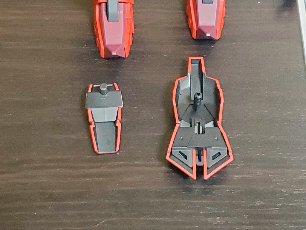 脚部スラスターはエナメル塗料で裏を黒く塗ってより重厚感を増しています。