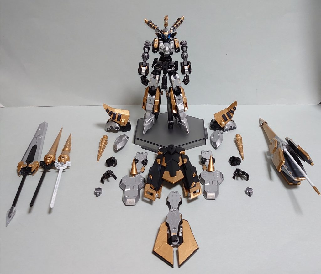 鎧神機の名の通り、身にまとった鎧はパージすることができます。元々様々な「武装」スピリットを装備して戦うスピリットなので、グングニル以外にも武器を用意してみました。