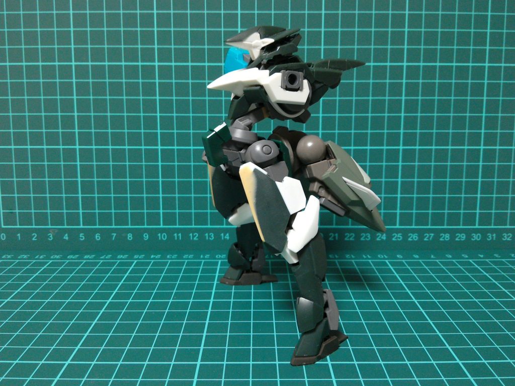 腿はパテで形状変更＆プラバンで延長