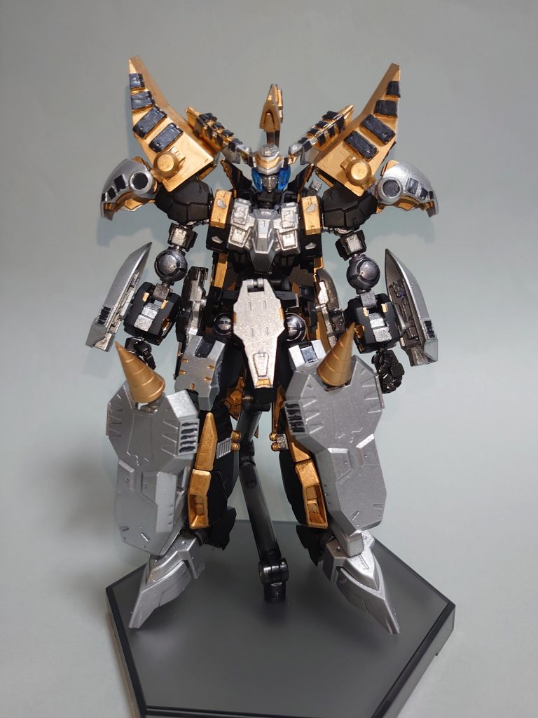 というわけで、鎧神機ヴァルハランスになります。30MMのラビオットをベースに様々なパーツを組み合わせて、見立てビルドしてみました。鎧神機の名の通り、全身にMSGエクスアーマーB＆D、フルクロス、キマリスヴィダール等をベースにした鎧をまとっています。