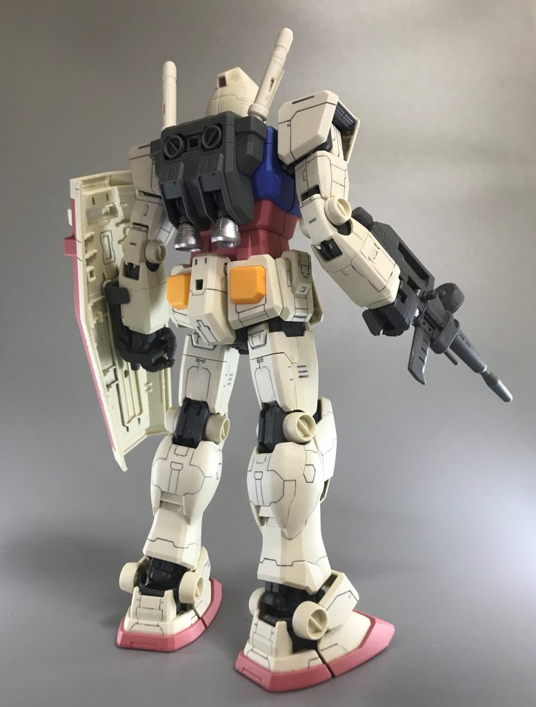 バーニアのみガンダムマーカーで塗装、他は未塗装でクリアコートのみです。これで十分カッコよく仕上がります。