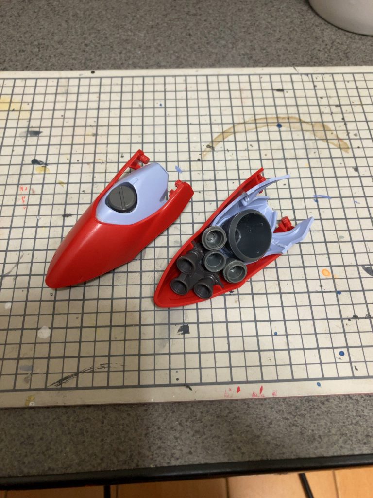 肩部はジャンクパーツを使用しアウトラインが変わらない程度に密度アップを行っています。