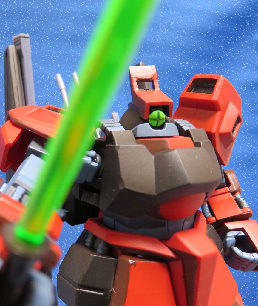 正面からビームサーベルを添えて。