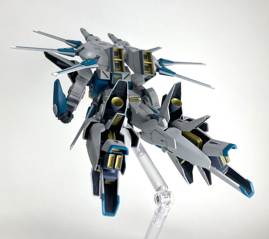 ふくらはぎ、脛、足裏まで、全部の装甲裏からスラスターが覗く、迫力の飛行シーンです。本来脛にあった隠しビームガンはスラスターに変更。改造したフィン状の足も、他のスラスターカバーとシルエットが調和して、迫力が相乗効果的に増すように考えました。お気に入りのビューです。