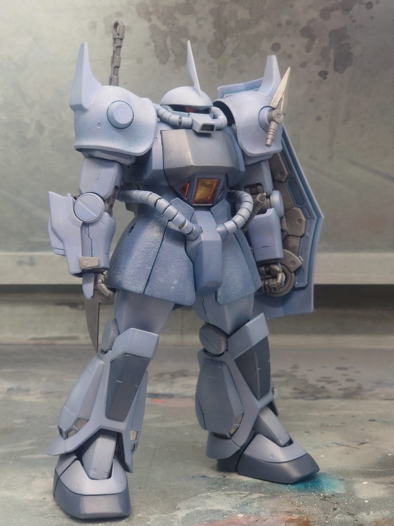 サフへのシャドウ吹きの後に、エアブラシでの基本塗装を終えた段階です。マスオカラーの各色をベースにグフに合うように調色しています。この後に水性アクリルで塗り込んでいく前提の為、明度高めのあっさり仕上げです。