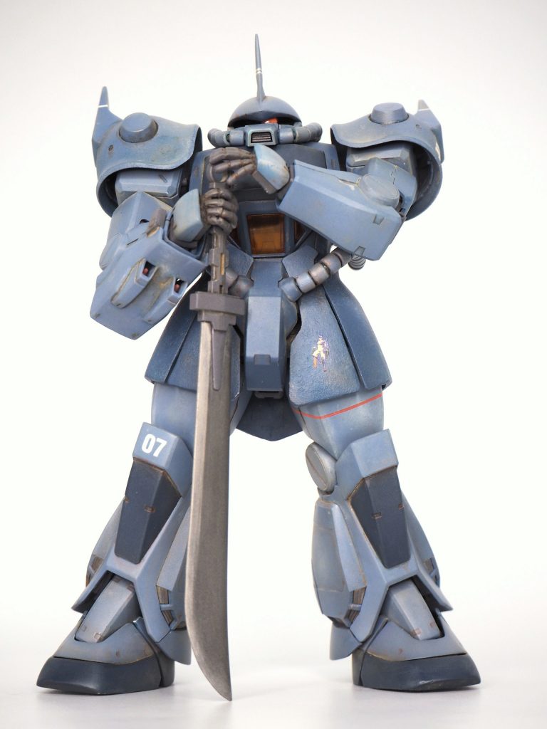 ・プロポーション改修はボディを大柄に見せるためにスカートアーマー延長。頭は上下高を絞り、小顔加工したグフカスタムのものを胴体に埋め込むような形で配置。手は1/144ビルドナックルを加工したのものに、足はザクのものに替えて一回り小さくしています。これによりフレームには手を付けずに、胴体は大きく頭や四肢は小さく見える、力強いマッチョなプロポーションを小加工で実現しました。