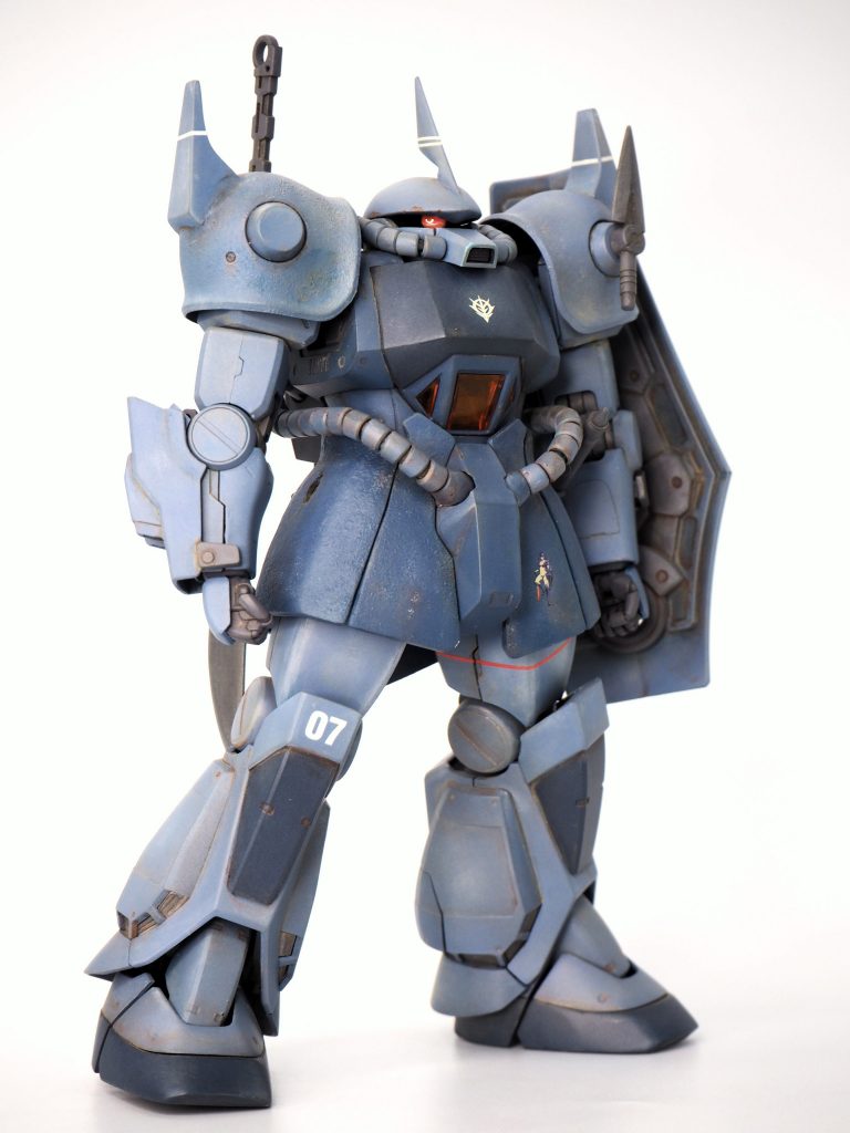 ウェザリングカラーの青、黒、白でシェーディングを入れた後に、エナメルで錆入れ(兼墨入れ)、スムースクリアで馴染ませた後に、ウェザリングペーストで埃、ウェザリングマスターでエッジの光を入れて完成です。我流なのでシェーディングというよりは、ラッカーでのエアブラシ塗装を下地に、同系色のアクリルで筆塗りしているという表現がより近いのかも知れません。いずれにしても、思い描いた通りの質感が出せて満足しています。