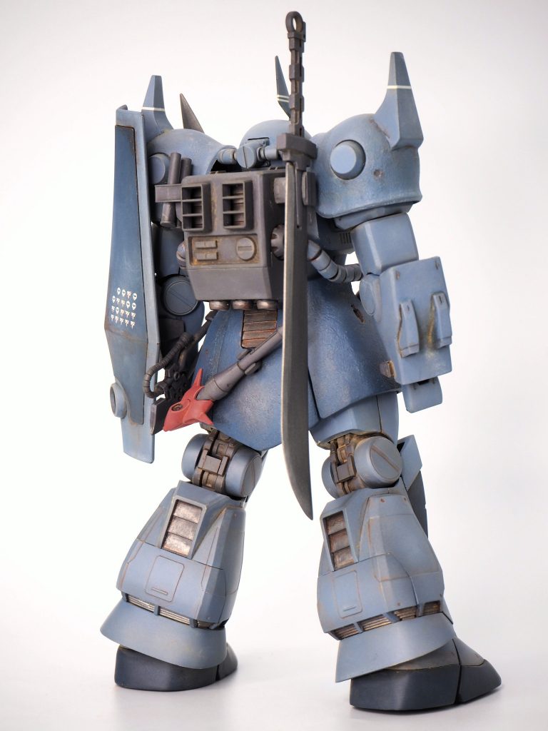 ヒートロッドとフィンガーバルカンを廃した代わりに、豊富な格闘戦用の兵器を搭載しました。・ヒートサーベル、ヒートホーク、ヒートダート、スモークディスチャージャー、腕部2連グレネードランチャー、試製ウミヘビウミヘビはオーパーツ感ありますが、その後の電撃兵器へ関連付けたい為に敢えてチョイス。まあ、アクトザクもマラサイのビームライフル使ってるから私的にはギリでアリなのです(笑)