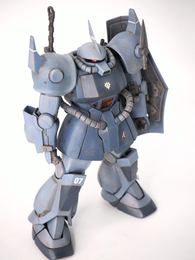 グフはアオリでの迫力が命かと思いますが(写真もアオリメイン)、角度問わず見れるバランスの良い仕上がりになったように思います。角張った無骨な外観、グフレディのデカールに、長さを気持ち詰めたヒートサーベル、グフハンターを意識したヒートダートのマウント、オリジン風のシールド逆手持ち等、好きな要素を目一杯に詰め込み、満足いくグフを作ることが出来ました。