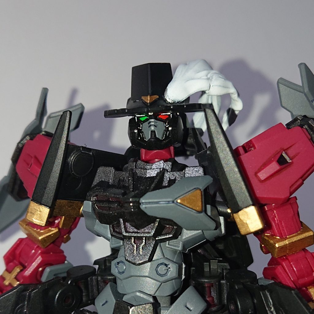 頭部アップノーネイムをベースに、レギンレイズの爪先、AGE2マグナムの角、忍パルスビームスを使用しハットを再現。カメラアイはオッドアイにしてみました。