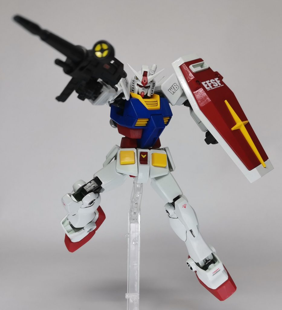 最初はライフルを構えてビームライフルの照準器の黄色も筆でやりました