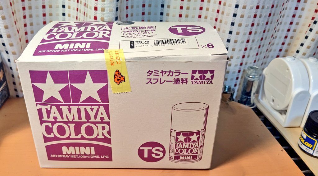 今回制作するにあたり、不足していた塗料や薄め液を調達。色を見てるうちにどんどん広がり気がついたら購入のレベルを超えて【仕入れ】になってたのは完全に予想外でした笑