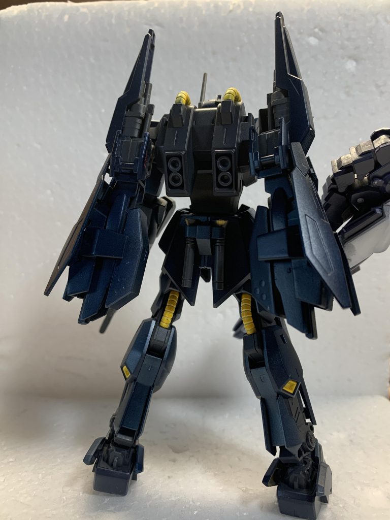 全体的に暗めなため差し色の黄色が目立ちます。