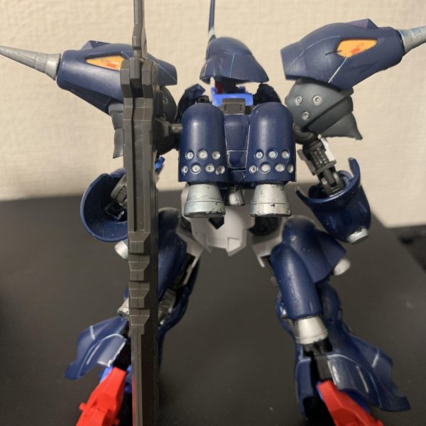 ガンダムケンプファーアメイジング出戻りガンプライフさんを手本に自分なりに制作しました。塗装環境が無いので切って貼っただけでですが、形はそこそこ満足してます。足がそのままだと前傾してしまって立たないので、ふくらはぎに合った部分を踵に移植しました。（2枚目）