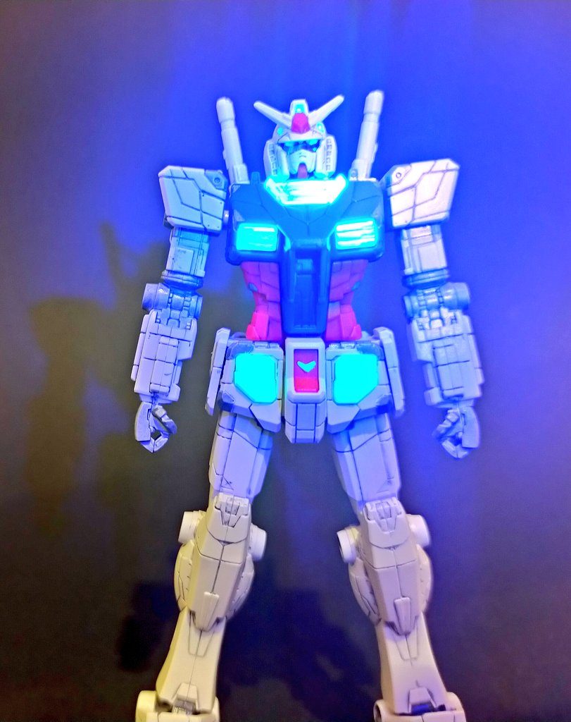 蛍光グリーンを使用して部分的にブラックライトに反応して光ります。 https://youtu.be/v8IXsEyxiTo