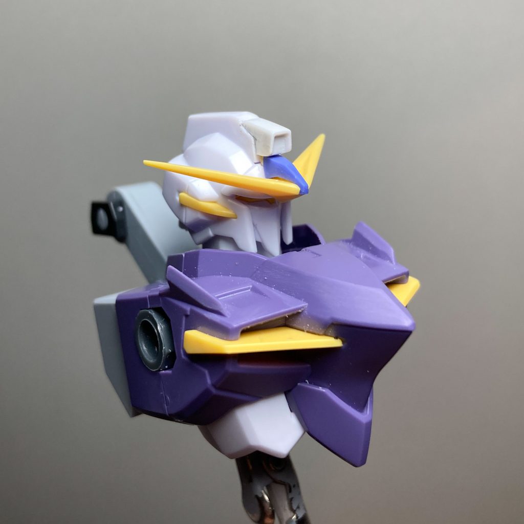 こだわった頭部の改造シーンのアップです。胸部周りの形状の印象と、額周りの形状の印象がマッチして見えるようにしたいと考えました。