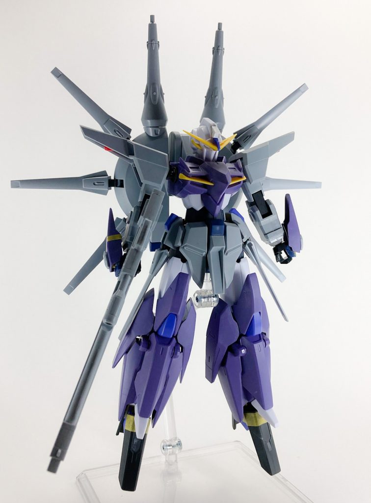 塗装前の状態。足、手甲なども強調して、全体的に尖ったシルエットにしています。