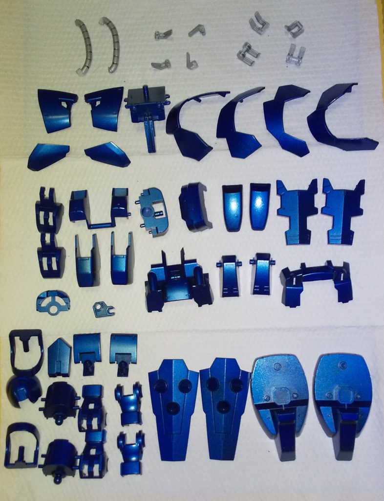 最初に黒サフふいてから、メタリックブルーでスプレー塗装しました。さらにクリアーブルーを重ねて、仕上げにUVカットの光沢クリアーふきました。