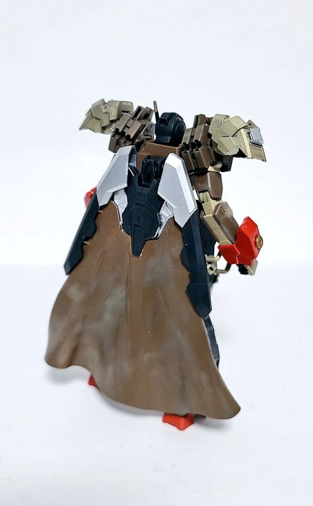 マントはトライスラッシュブレードをそのまま使用。クリアパーツはサフ→片面ずつ塗装→少しウェザリングをしました。