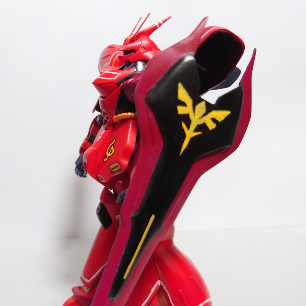 横から。モノアイは写真のプラス3mmほど前に出ていたのを削り、蓄光レジン(蓄光パウダー+レジン)で光るようにしています。お腹のビーム砲、背中のスラスターにはビーズを付けました。お腹の方は蓄光レジンで光ります。