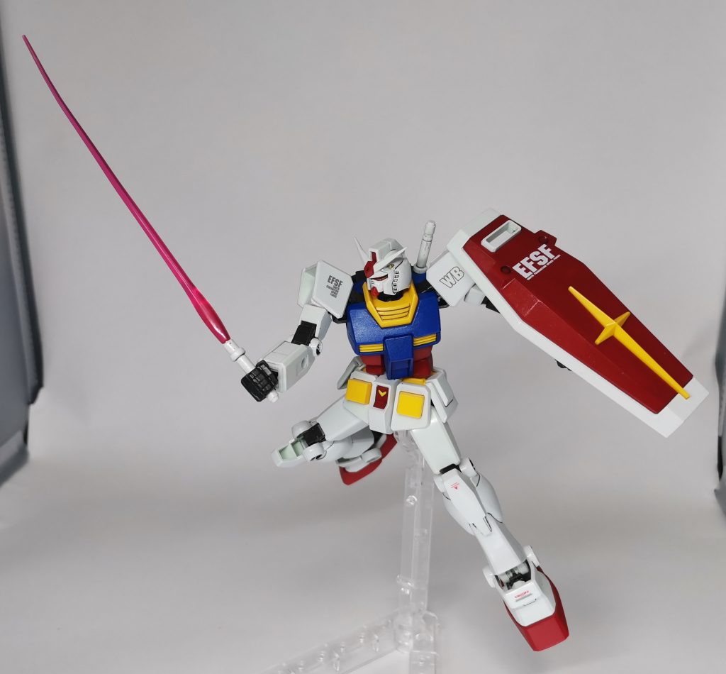 ビームサーベルの柄を持って斬りかかる写真2種ビームサーベルのエフェクトパーツを少しだけ曲げて躍動感あるように調整