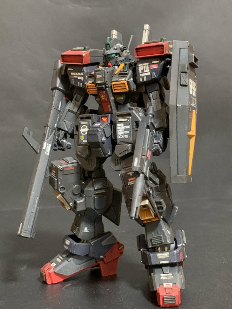 好きなパーツをくっつけて 好きな色で塗りましたカッコいいガンプラができました!!