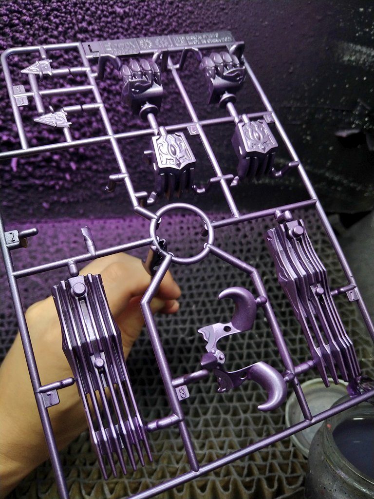 インターフィアレスカラーもランナー塗装。パープルや蛍光色の他、ブルーやレッドも混ぜてたりします。パール塗料に近い性質なので、混色による明るさアップを狙いました。