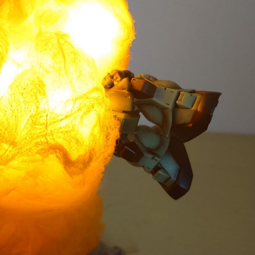 煙で見えないのですが、ビームサーベルで切られているので上半身と下半身にライターで炙って溶けた表現と焦げた表現を行っています。