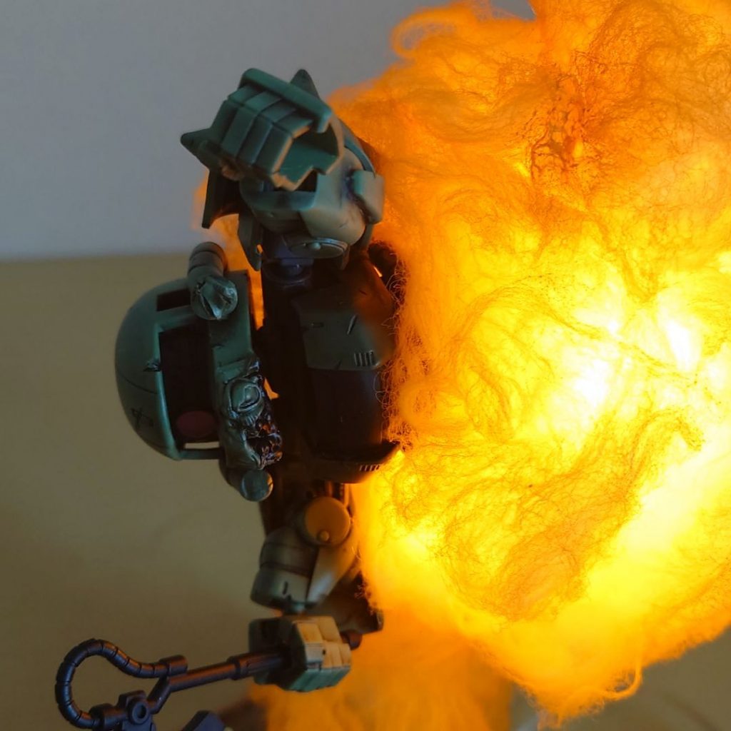 ザクの動力パイプの引き千切られた感じをだす為に、ニッパーで切り取った後、ハンダゴテにてダメージ加工しています。