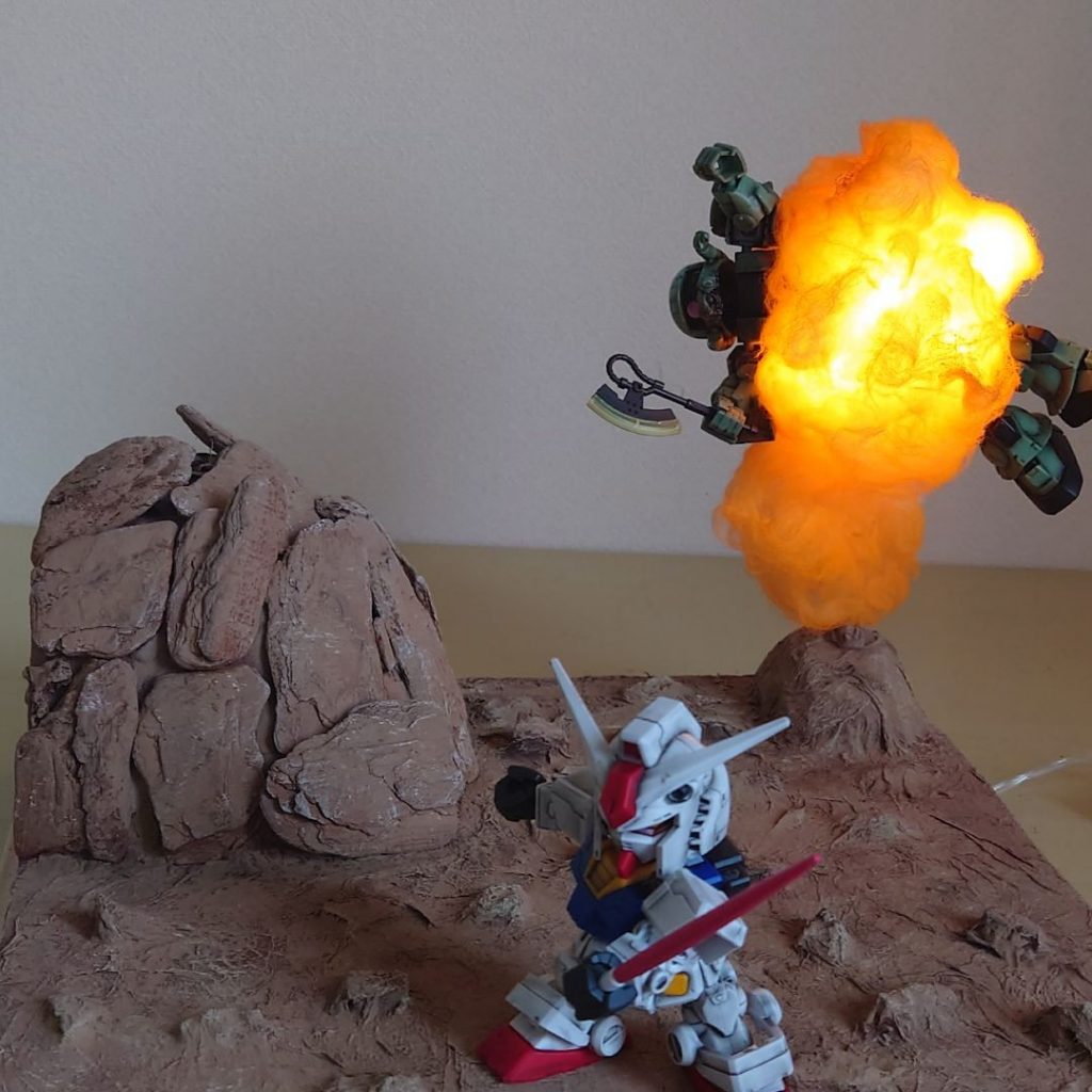 ジオラマで作成しました。ザクの加工とジオラマ作りで手一杯になってしまったので、息子にガンダムを任せました。ガンダムをいい感じに仕上げてくれて、カッコいい作品が出来ました。