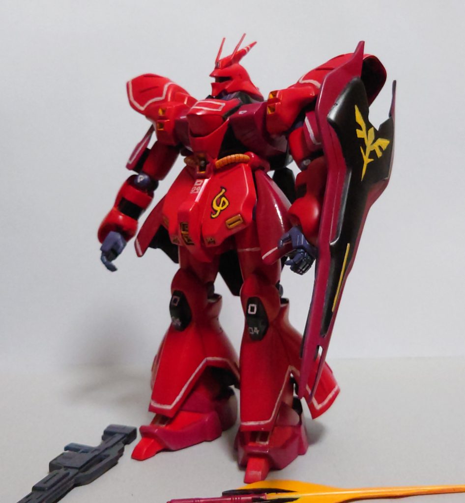 付属武器はビームショットライフル、ビームトマホーク、ビームサーベル、シールド。ビームトマホークは柄だけ(シールド裏に接続)のとビームが出てるやつの2種ついてます。今回もマーキングは全て手描き。ネオ・ジオンのマークもシャアのマークも股間や膝の数字もです。