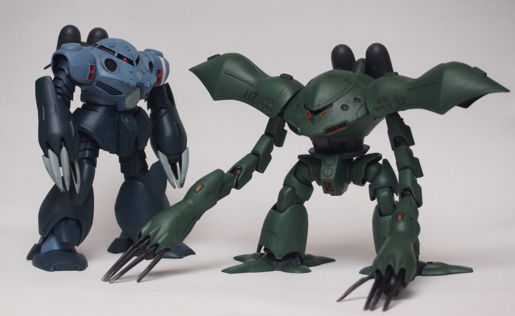 前に作ったズゴックEと並べてレインボー塗りは黒サフ後に赤青黄色で点々と塗装ただメインカラーを重ね塗りしすぎたのか下地が薄かったのか…途中まではそれっぽかったけど正直あんまり今回は効果か薄かったなぁと↓以下製作過程です