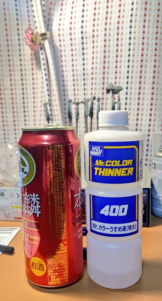 毎度制作しながらお酒を飲むのですが、夜更かしているとお酒も比例して量が増えていった時ビール缶と薄め液を間違えて飲みそうになった事もありました😜😜大きさ似てるから仕方ないですよねw