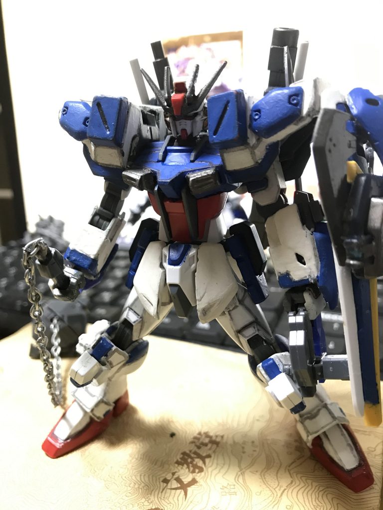 ガンダムの代名詞ハイパーハンマー。チェーンの部分を収納もできこいつは切り離し可能で高出力型ビームサーベルになるよーという形で出来上がったインペリアルアーミーストライクガンダム。昔に比べていい感じにはなっていると自分は思っています。基本ビルドファイターズ好きなアニメなので見直したりしたりしてシュミレーションしていますが(笑)。HGはMS自体多く流用できるパーツが多く出回っているので自分が気に入ったパーツがあればさらにミキシングしたいと思っています。なんだかんだいって時間さえあれば手に取って結構いじくりまわしてる不思議なガンダムです。ぼやきはここまでにして最後まで閲覧頂きどうもありがとうございました