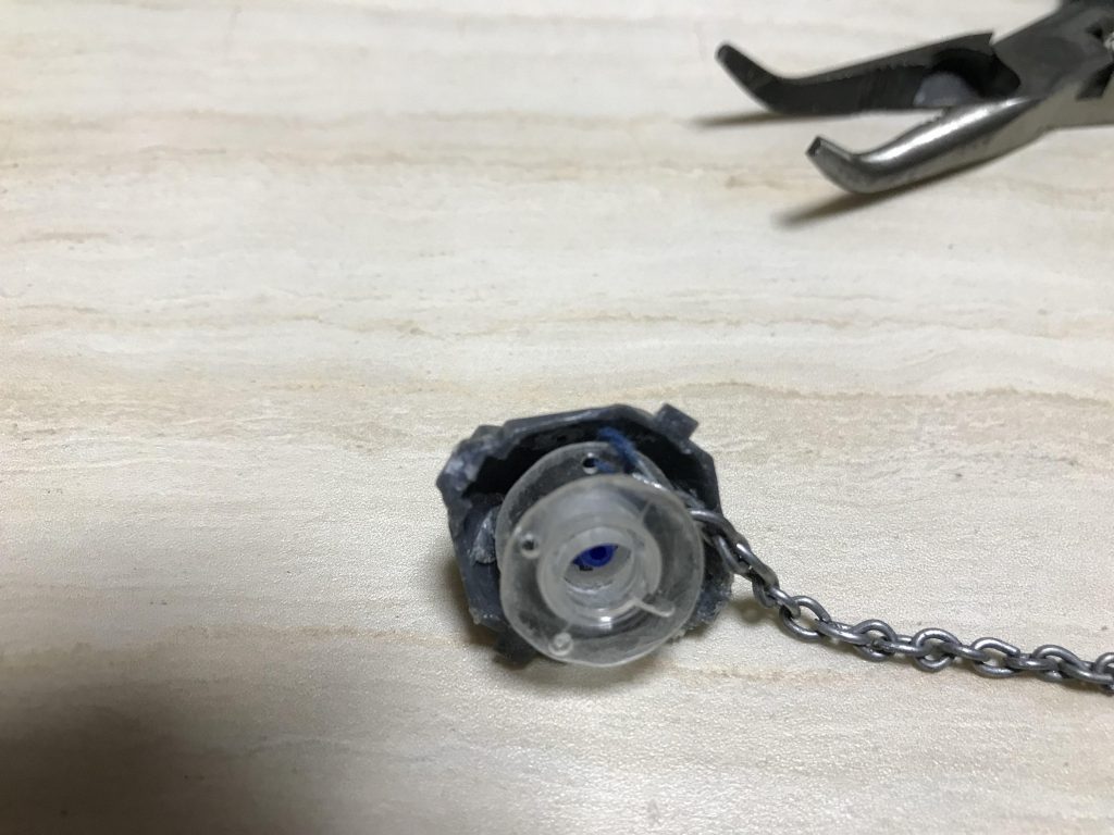 使ったのはコトブキヤM.S.Gモデリングサポートウェポンユニットサーベル＆のハンマーです。こいつの中身をニッパーなどでくりぬきます。そして中にプラ性のミシン用の糸巻きを加工(私は糸巻きがくっつくジョイントを接着し確かビルドストライクのユニットのあまりの回るいジョイント)やすりなどで中で回転できるよう加工します。ジョイントの部分にプラ棒を接着し１００均で売ってる鉄の束で５０個ほどのチェーンを作り糸で鉄のチェーンをむすびつけて完成です。 