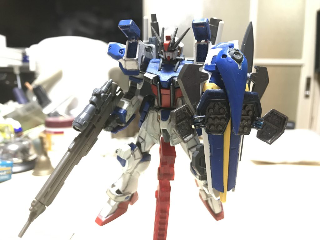 ガンダムヘビーアームズの火力にかなわくとも腰やシールド肩のミサイルでファンネルやファングを迎え撃つをポーズです