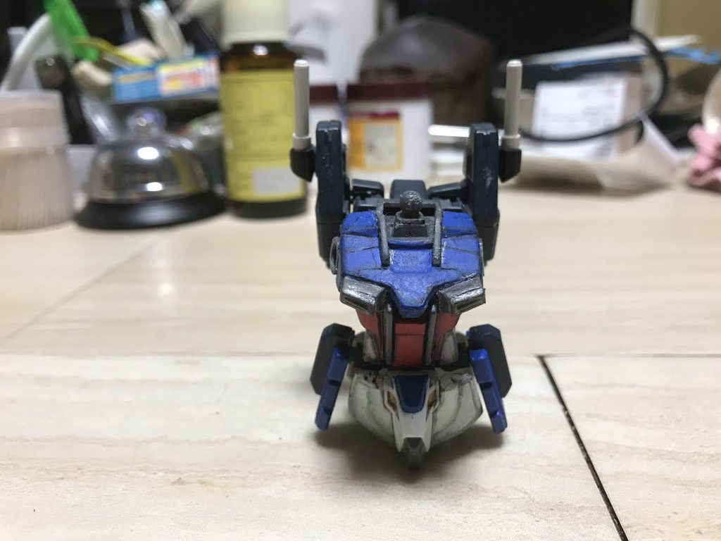 ポールジョイントをカットして首周りをプラ棒で加工。台形になるまでひたすら親父のやすりなどでけずりはめ込んで接着。こうすればジョイント部分がかっこよくなります。スジボリもしましたが、排気口はヘイズルの排気口とサンドロックカスタムのものを排気口をつける。腰のパーツはヘビーアームズカスタムEWのサイドスカート。ジョイント接合部分ニッパーでぶった切ってピンバイスで穴あけして接続　バーニアはサンドロックカスタムを使用。四角いプラバンを接着バスターのランチャーにL字のプラ棒を加工したものを瞬間接着剤をつけて取り外しできるようにしました。