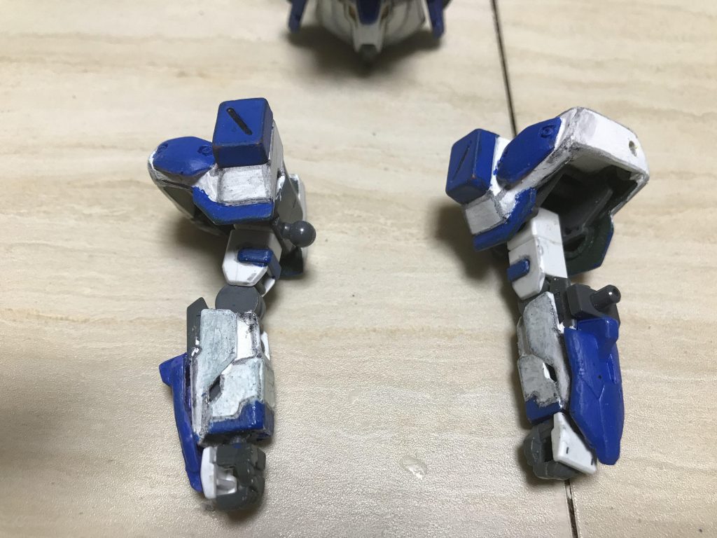 肩のパーツはエールストライクの肩パーツの白い部分をはがし、バスターの肩を接着してプラバンであいてるところをふさぎました。そののちモリパテで成形。肩の部分が少し寂しいのでこの部分もサンドロックカスタムの肩の部分を接着剤でくっつける。腕の部分もサンドロックカスタムののスカートのサイド部分を接着。ここでは写真上げないけどディステニーの足を加工してストライクにつけるモリパテで少し盛りサンドロックカスタムの膝部分をのこぎりでぶった切って膝部分に接着