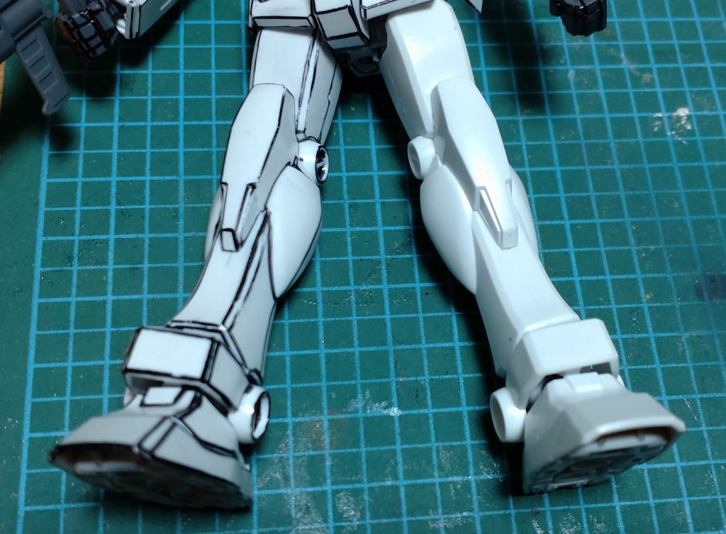 マッキー(油性)で全てのパーツの縁に輪郭線を書き込み、本来赤or青部分のパーツをプロッキー(水性)で塗ってます。プロッキーは思った濃さでなかなか塗れなかったため、一度スポンジに塗料を出してパーツにスタンプしたあと指で慣らす荒業で色を付けました。