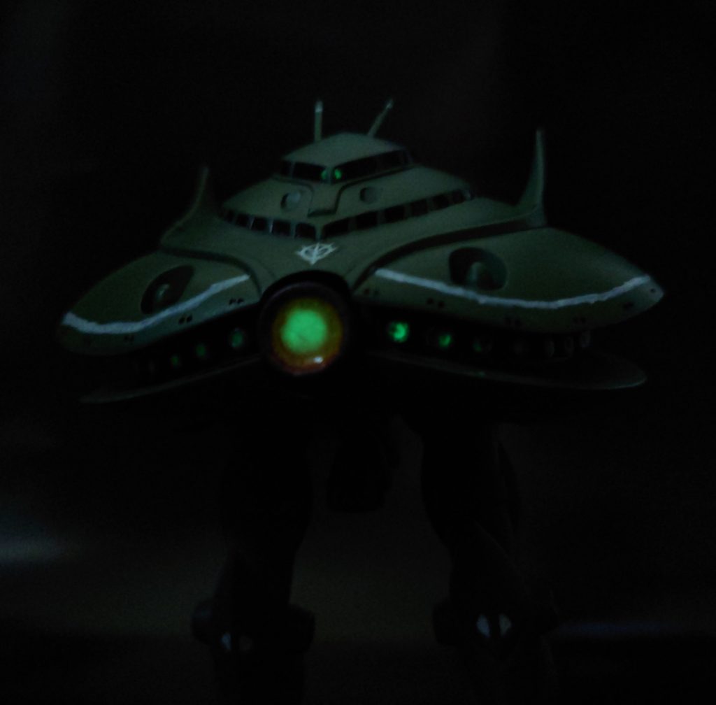 そしてこいつ、全メガ粒子砲とモノアイが暗いところで光ります。UVレジンに蓄光パウダーを混ぜ、それを塗って固めて…330円で可能です。このビグザムは、大学で発掘されたキットで、接着剤付きだったので30~40年前の先輩が持っていたものと考えられるキットだったんですが、中に赤い豆球が入っていたので、つまりそういうことなんだろうと思い挑戦してみました。