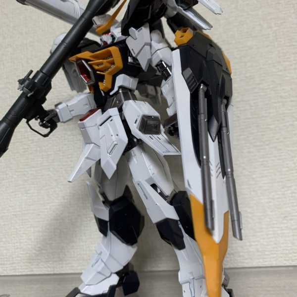 今回初投稿&初全塗装でフルメカニクスカラミティガンダムをνガンカラーイメージで製作中ですエアブラシの手間に挫折して塗装をあきらめていたのですが、ガンダムマーカーエアブラシシステムを購入し使用してみました予想以上に綺麗に塗れたのでそこそこ試しとしては満足しています、休憩したら水転写式デカールとトップコートで仕上げようと思います！（2枚目）