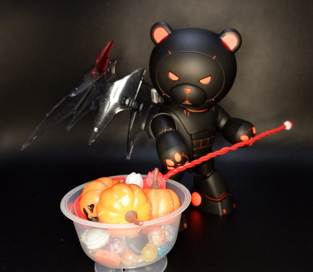 スプーンランスの柄は針金なので手に磁石をしこむことで持たせられるようにしていますこのような武器ではフォークを武器にしているのが多いと思いますがかわいらしさを強くしたいと思ったためスプーンにしました