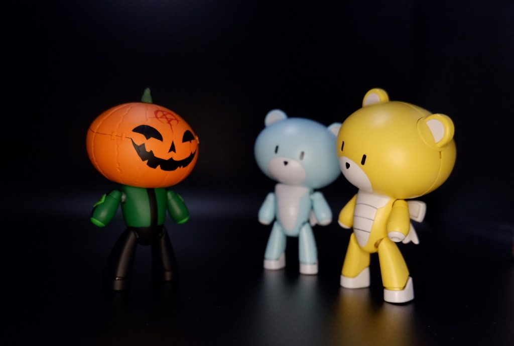 目などはパテで埋めてマスキングして顔の表情をつけました額のマークはサインペンでの手書きです