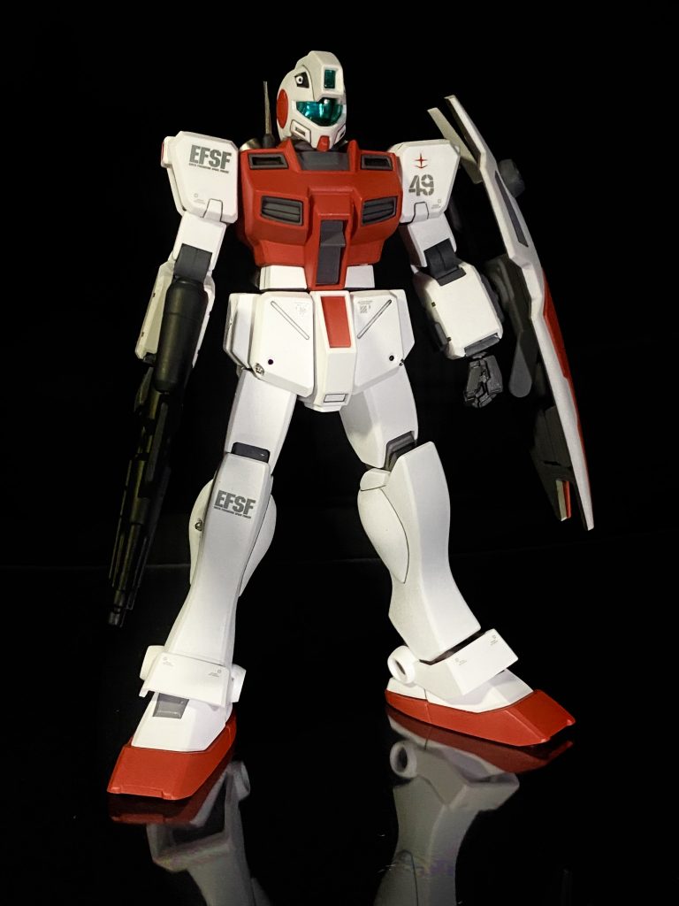 正面ショット。お決まりのカトキ立ち。ビルダーズパーツのMSハンドを使ったのとアポジモーターをディティールパーツにしたぐらいですね。ビームガンの後方部は白と赤の色設定されてますが、安っぽい水鉄砲みたいなのでグレー1色で。